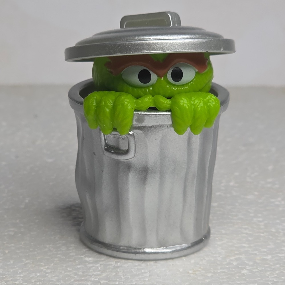 Sesame Street Oscar the Grouch peeking out of trash can Figure Hasbro 2"